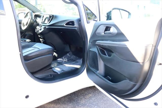 2027 Chrysler Pacifica Select