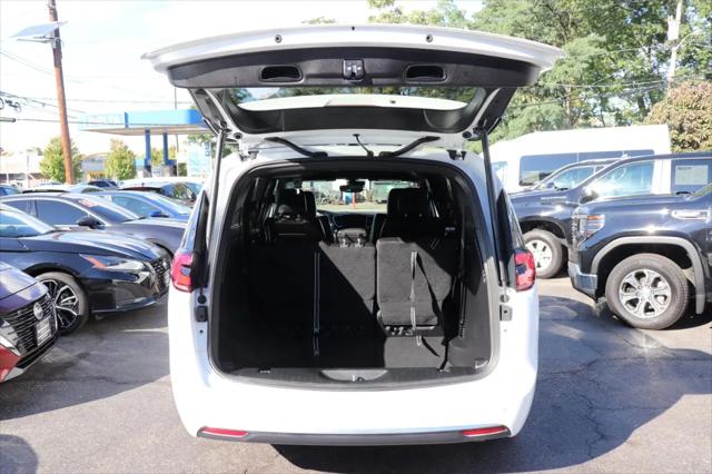 2027 Chrysler Pacifica Select