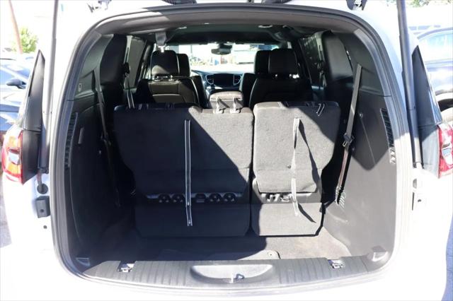 2027 Chrysler Pacifica Select