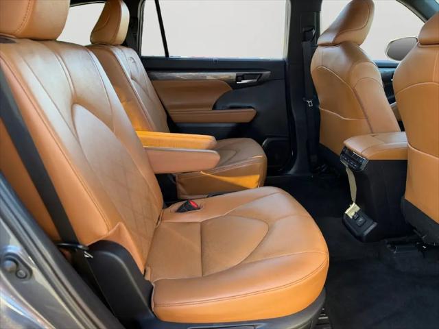 2023 Toyota Highlander Hybrid Platinum