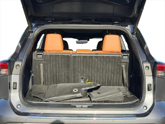 2023 Toyota Highlander Hybrid Platinum