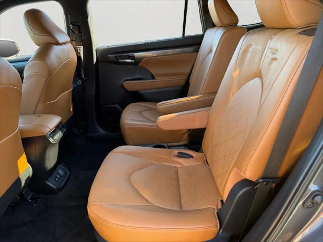 2023 Toyota Highlander Hybrid Platinum
