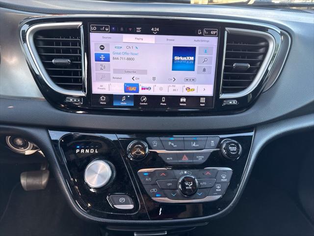 2025 Chrysler Pacifica Select