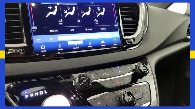 2025 Chrysler Pacifica Select