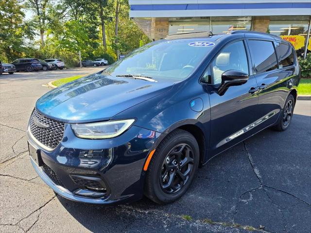 2024 Chrysler Pacifica Hybrid Premium S Appearance Pkg