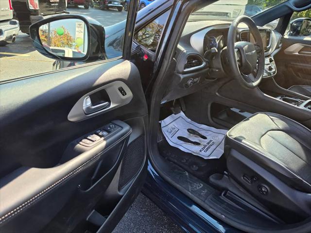 2024 Chrysler Pacifica Hybrid Premium S Appearance Pkg