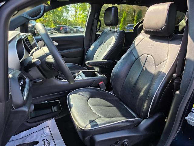 2024 Chrysler Pacifica Hybrid Premium S Appearance Pkg
