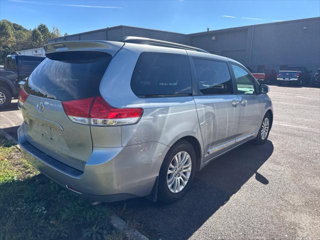 2014 Toyota Sienna XLE V6 8 Passenger