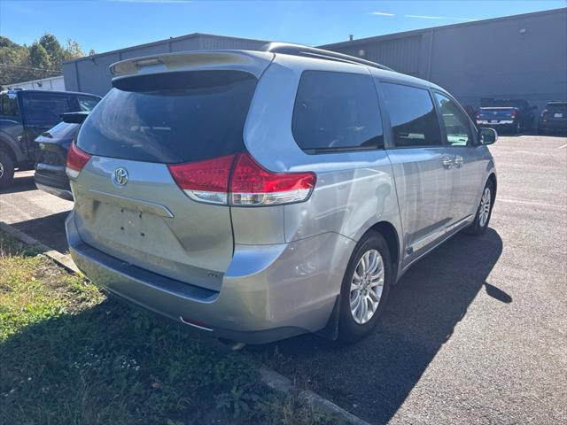 2014 Toyota Sienna XLE V6 8 Passenger