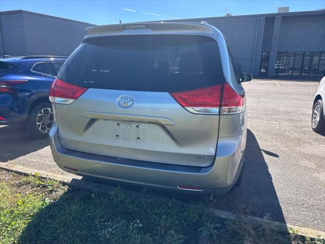 2014 Toyota Sienna XLE V6 8 Passenger