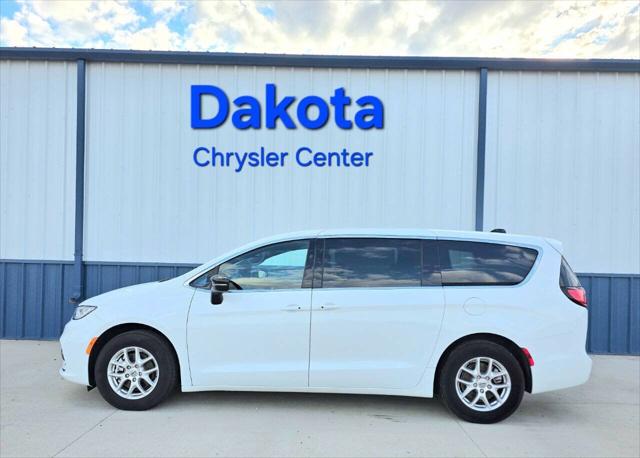 2025 Chrysler Pacifica Select for sale in Wahpeton, ND