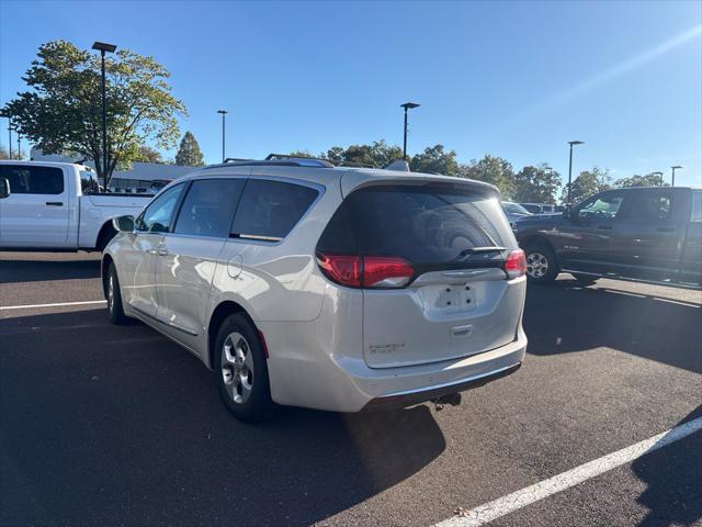 2017 Chrysler Pacifica Touring-L Plus 2017 Chrysler Pacifica Touring-L Plus