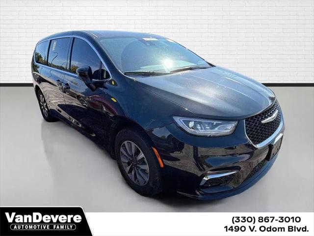 2023 Chrysler Pacifica Hybrid Touring L for sale in Akron, OH