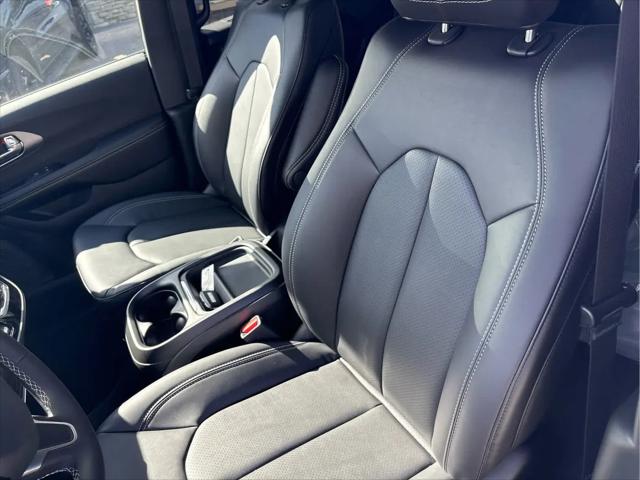 2027 Chrysler Pacifica Select AWD