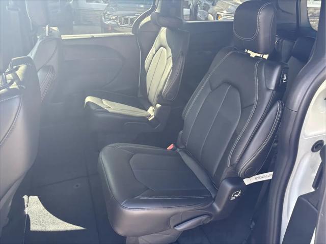 2027 Chrysler Pacifica Select AWD