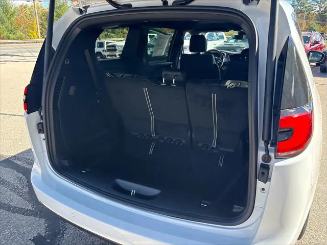 2027 Chrysler Pacifica Select AWD