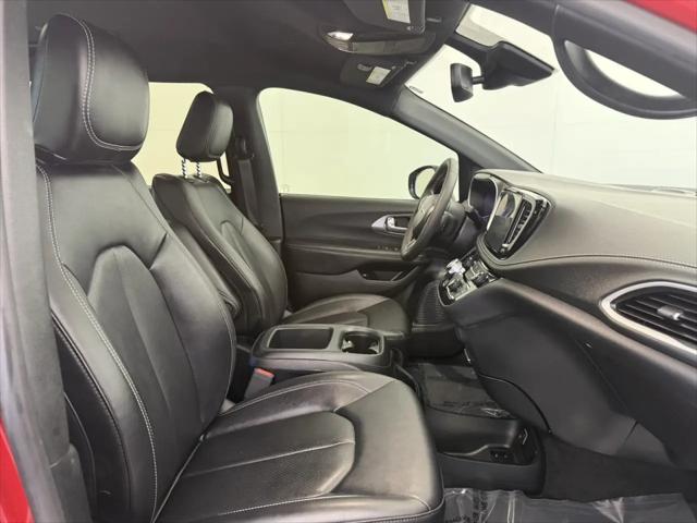 2025 Chrysler Pacifica Hybrid Select