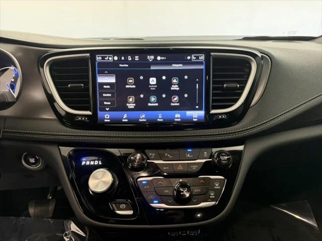 2025 Chrysler Pacifica Hybrid Select