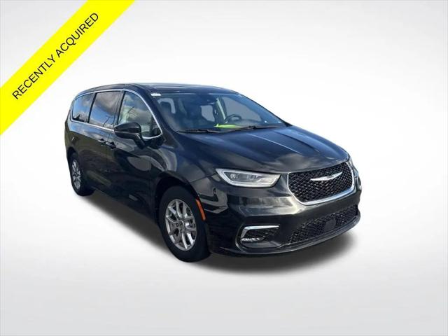 2023 Chrysler Pacifica Touring L for sale in Benton Harbor, MI