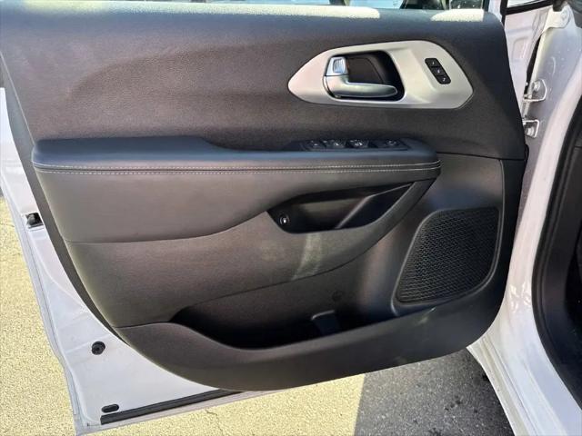 2024 Chrysler Pacifica Hybrid S Appearance Pkg