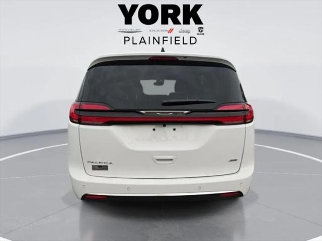 2027 Chrysler Pacifica Select AWD