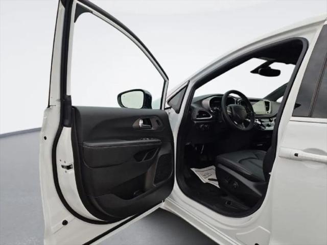 2027 Chrysler Pacifica Select AWD
