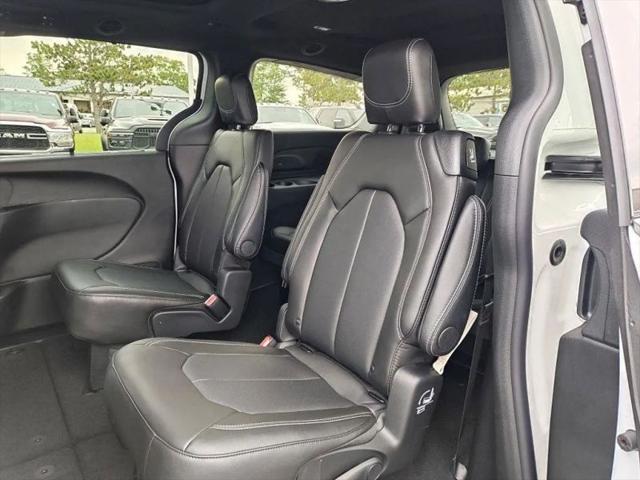 2027 Chrysler Pacifica Select AWD