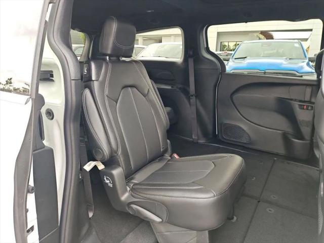 2027 Chrysler Pacifica Select AWD