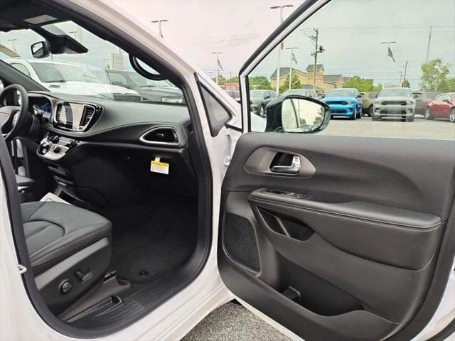 2027 Chrysler Pacifica Select AWD