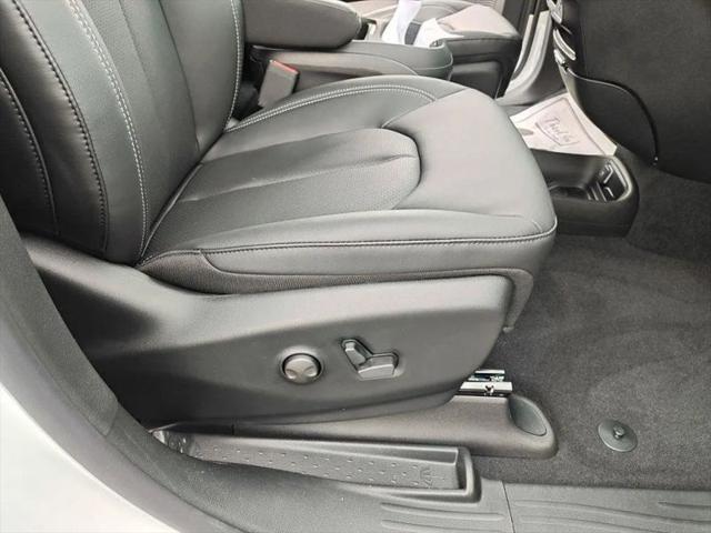 2027 Chrysler Pacifica Select AWD