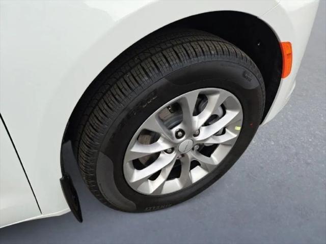 2027 Chrysler Pacifica Select AWD