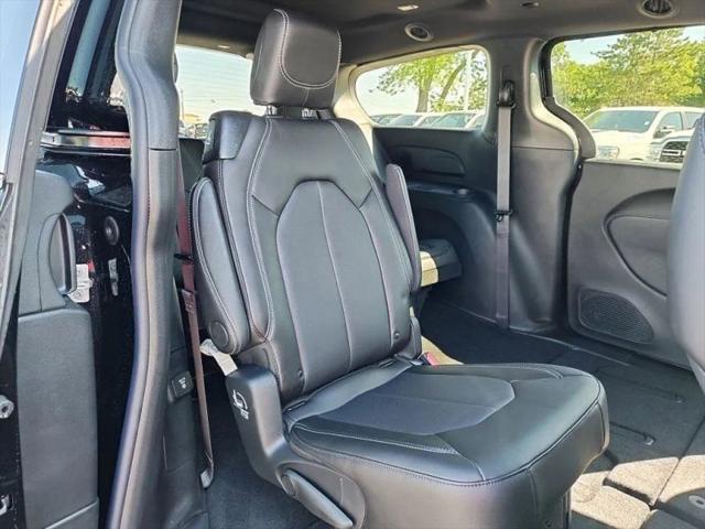 2027 Chrysler Pacifica Select AWD