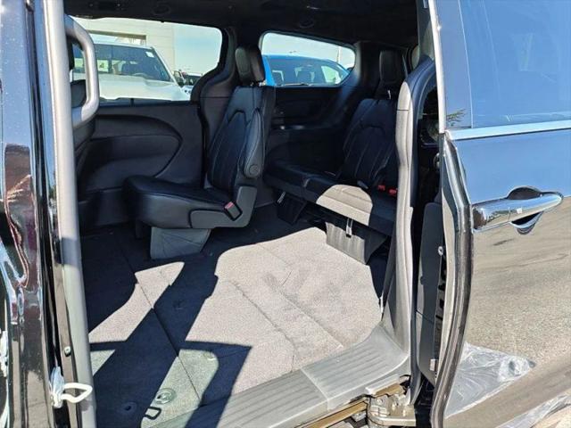 2027 Chrysler Pacifica Select AWD