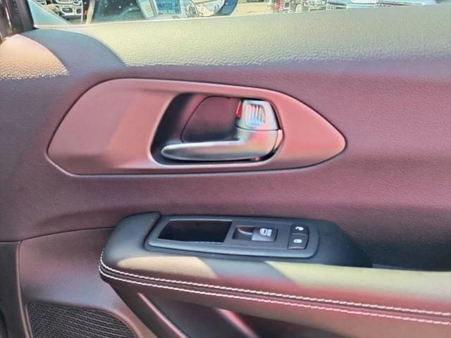 2027 Chrysler Pacifica Select AWD