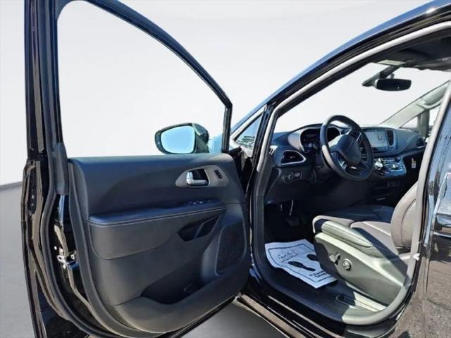 2027 Chrysler Pacifica Select AWD