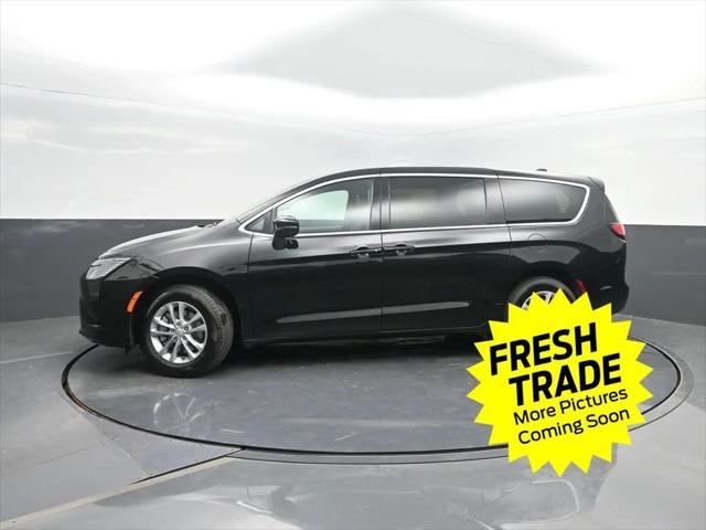 2027 Chrysler Pacifica Select AWD for sale in Charles City, IA