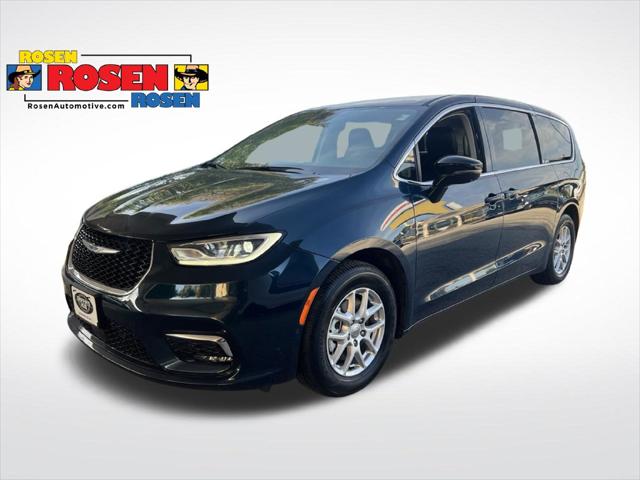 2024 Chrysler Pacifica Touring L for sale in Milwaukee, WI