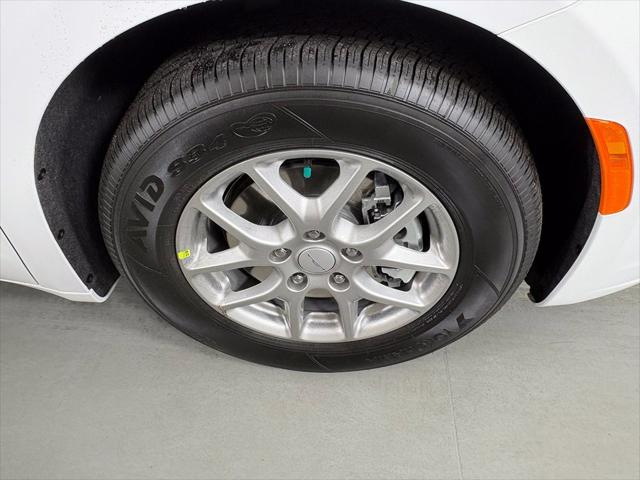 2027 Chrysler Pacifica Select