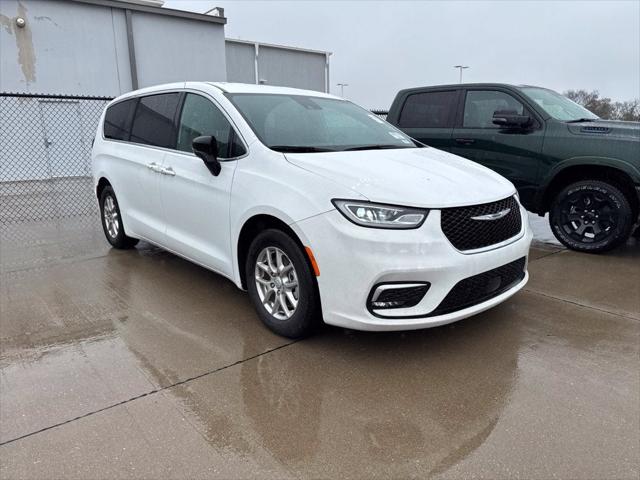 2026 Chrysler Pacifica Select for sale in Waukee, IA