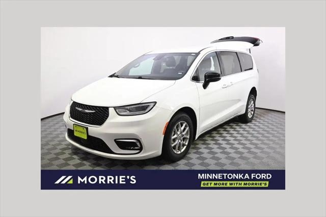 2025 Chrysler Pacifica Select for sale in Hopkins, MN