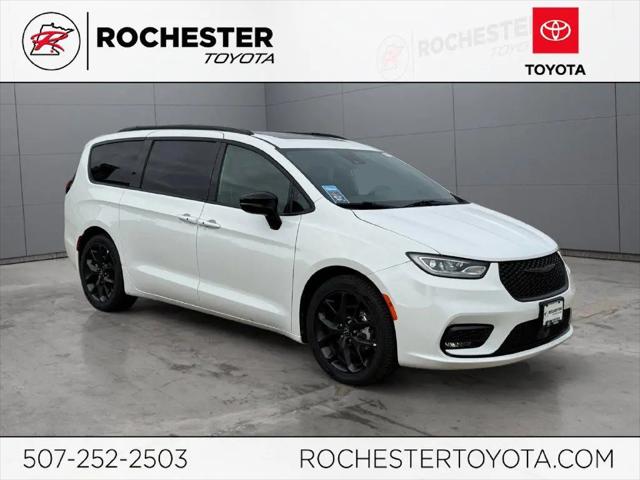 2025 Chrysler Pacifica Limited for sale in Rochester, MN