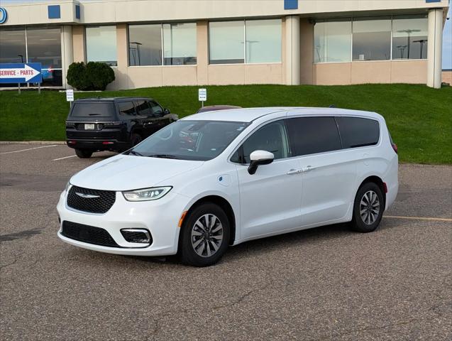 2023 Chrysler Pacifica Hybrid Touring L for sale in Bloomington, MN