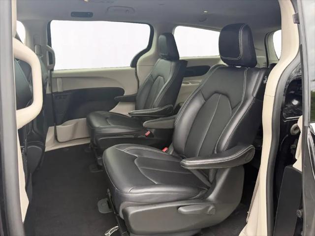 2024 Chrysler Pacifica Hybrid Select