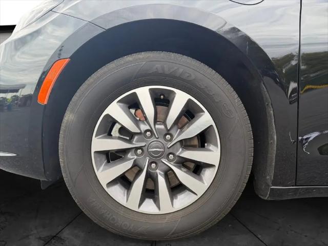 2024 Chrysler Pacifica Hybrid Select