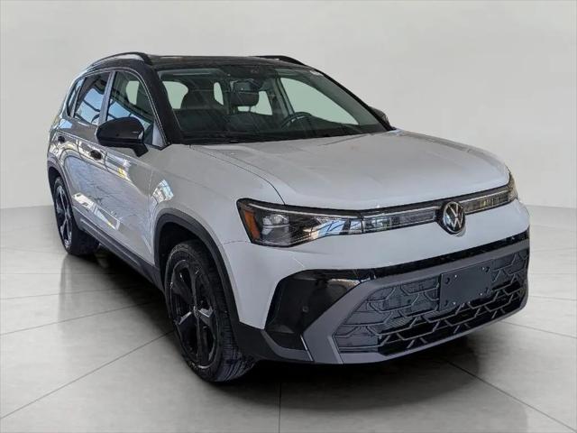 2026 Volkswagen Taos SE Black for sale in Green Bay, WI