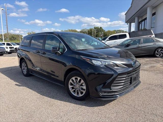 2025 Toyota Sienna LE for sale in Topeka, KS