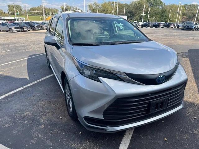 2025 Toyota Sienna LE for sale in Topeka, KS