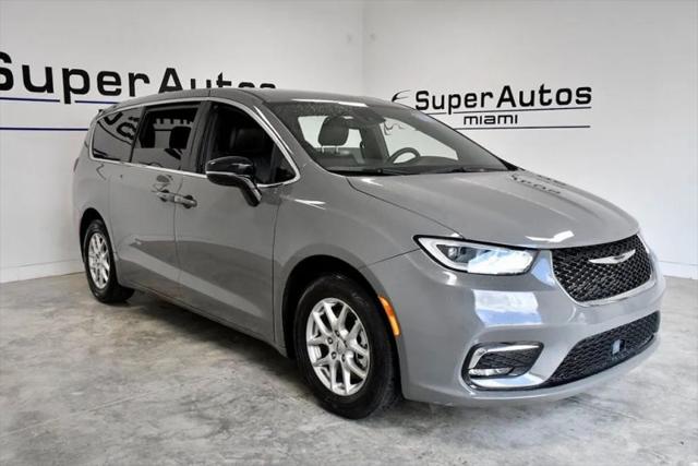 2025 Chrysler Pacifica Select