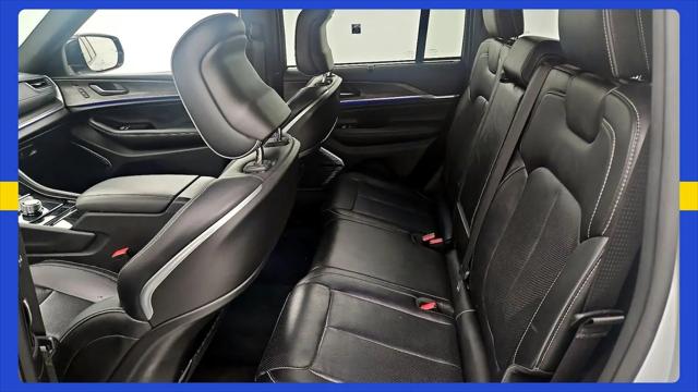 2023 Jeep Grand Cherokee Overland 4x2