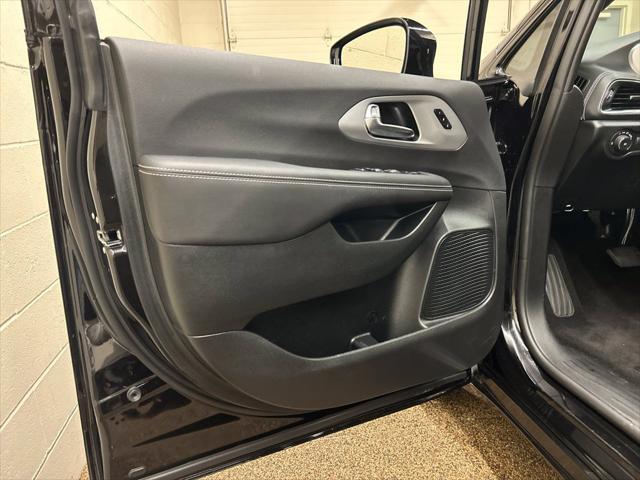 2025 Chrysler Pacifica Limited AWD